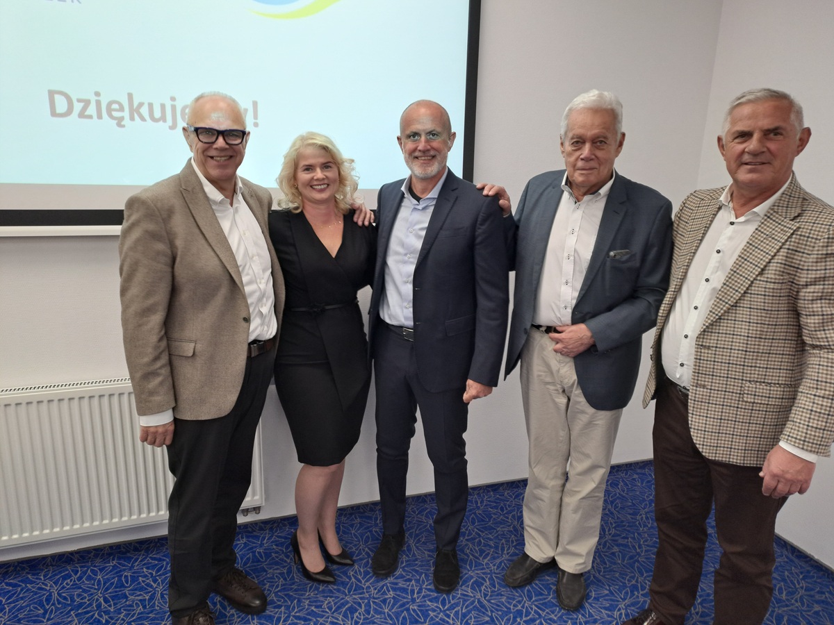 From left to right: Andrzej Grabowski (Polmlek Co-founder/Owner), Monika Białobrzewska (Mazowiecka Spółka Mleczarska SA Vice President), Enzo Bocelli (Sales Manager IMA FILLSHAPE), Bogdan Wójcik (FORMA President – IMA FILLSHAPE agent  for Poland), Jerzy Borucki (Polmlek Co-founder/Owner)